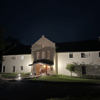 accommodatie van arusha villa. de buitenkant is helemaal wit en mooi verlicht
