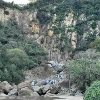 veel rotsen en een groene omgeving met een kleine waterval bij lake manyara