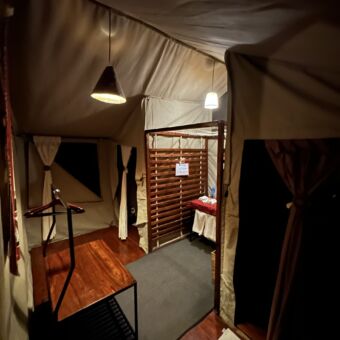 badkamer met twee wastafel en veel houtaccenten bij tortilles tarangire