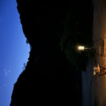 kampuur met een rooster erboven aan de zand oevers van een rivier bij lake manyara
