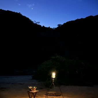 kampuur met een rooster erboven aan de zand oevers van een rivier bij lake manyara