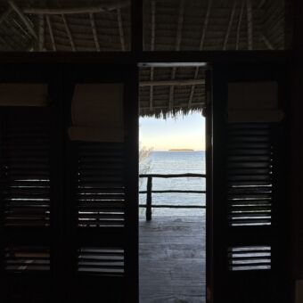 uitzicht vanuit de kamer door de ingang bij sunshine marine lodge op zanzibar op de indische oceaan