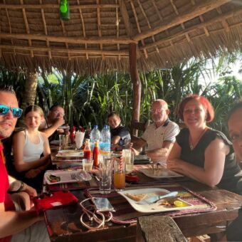 reizigers van droomreis Tanzania die op het eiland Zanzibar in hun eigen privé villa en aan tafel zitten . Ze hebben net het diner op