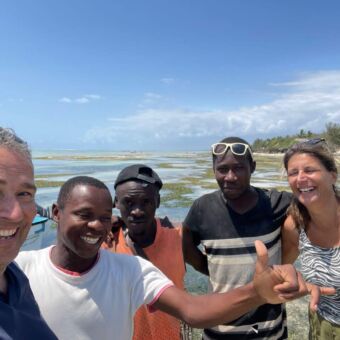 Zanzibar Tanzania. Gasten van Droomreis Tanzania die samen met hun gidsen een selfie maken op het strand