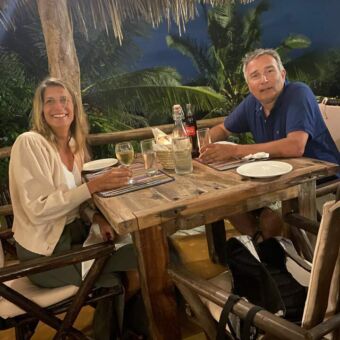 Zanzibar Tanzania. Een man en vrouw zitten aan een tafeltje. Ze lachen en gaan zo dineren
