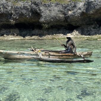 Zanzibar Tanzania. Een houten vissersboot met visser oude Indische Oceaan bij Zanzibar