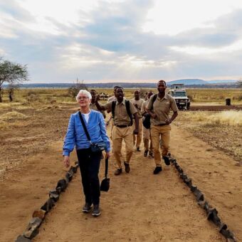 Safari Tanzania reisverhalen. Aankomst bij de accommodatie Tortiles Tarangire. Vrouw wordt ontvangen door allemaal zingende medewerkers