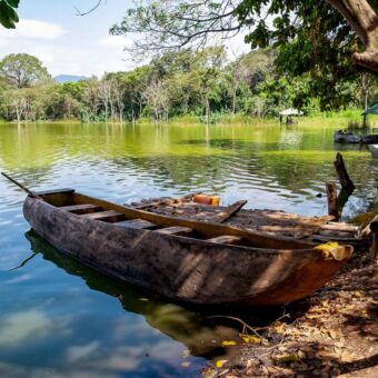 Houten kano's aan kant bij Lake Duluti Tanzania. Reiservaring gasten van Droomreis Tanzania