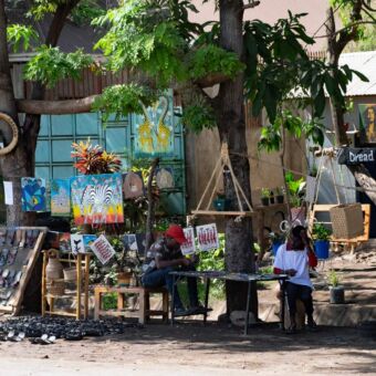 Souvenir shop in Karatu. Met houten beelden, schilderijen van Masai en heel veel andere prullaria. Review rondreis Tanzania