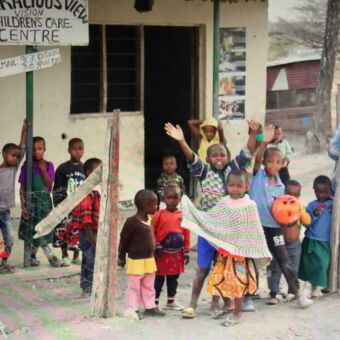Gasten van droomreis Tanzania bezochten onderweg een kinder tehuis in de buurt van Tarangire
