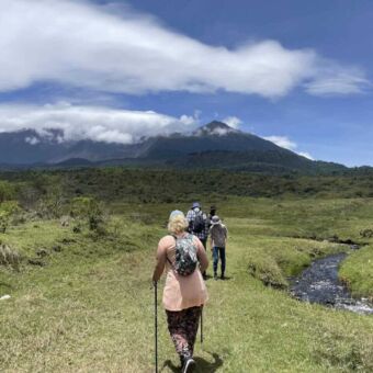 Wandelsafari Arusha National Park Tanzania rondreis. Mensen lopen met hun gids tussen de dieren.