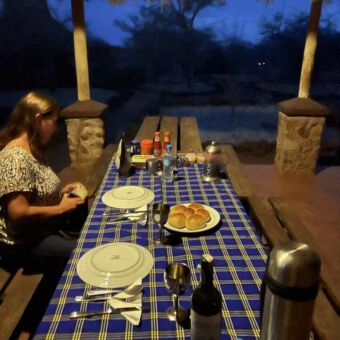 Kampeersafari Tanzania. Gedekte tafel met vers gebakken broodjes