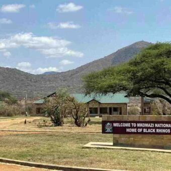 Entree van Mkomazi National Park Tanzania. Bord met de naam van het park erop en daarachter de ingang