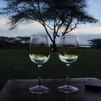 Tussen twee wijnglazen gaat de zon onder in Tarangire Tanzania