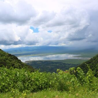 Vanaf de kraterrand van kijk je de Ngorongoro krater in met het Magadi meer