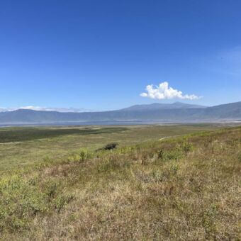 Groen landschap met daarachter een meer en de rift valley Tanzania
