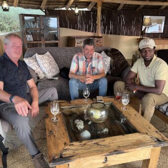 Reizigers met hun gids zittend bij een luxe lodge in Tarangire Tanzania