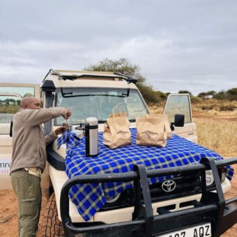 Gids die koffie maakt voor de lunch safari tanzania