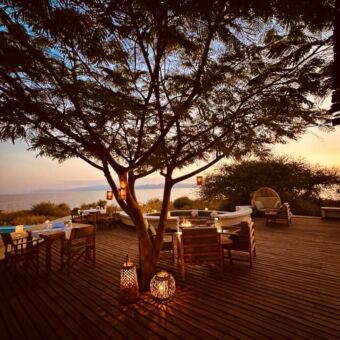 mooi verlichte veranda met uitzicht over lake manuyara bij manyara secrets