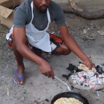 onze chef bereidt de heerlijktste maaltijden op een kolenvuurtje safari tanzania