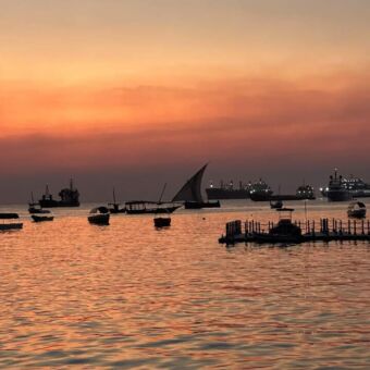 oranje lucht van de ondergaande zon in de haven van zanzibar