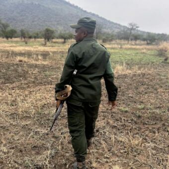 ranger die je beveiligd tijdens een wandelsafari tanzania