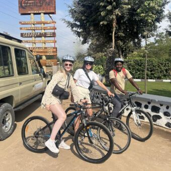 reizigers van droomreis tanzania met hun gids die samen een mountainbike tour gaan doen