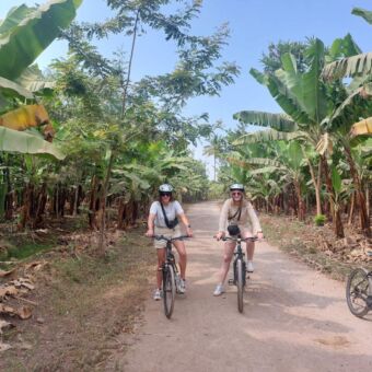 reizigers van droomreis tanzania op de mountainbike tussen de bananen plantages