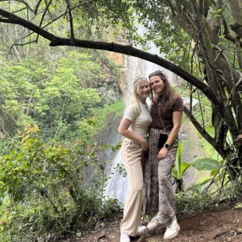 twee reizigers van droomreis tanzania die poseren voor een waterval