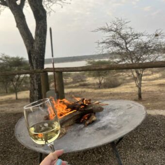 wijntje en kampvuur Tanzania Ndutu Lake Masek