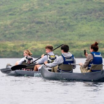 twee kano's met 4 reizigers op Lake Mormela