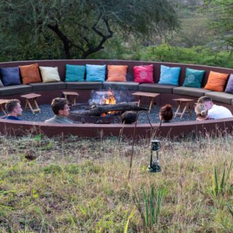 Vuurplaats met veel kussens bij Olerai lodge Tanzania