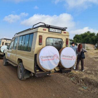 twee safariauto bij de entree van Enduiment