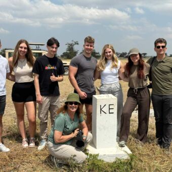 groep reizigers van droomreis Tanzania op de grens met Kenia