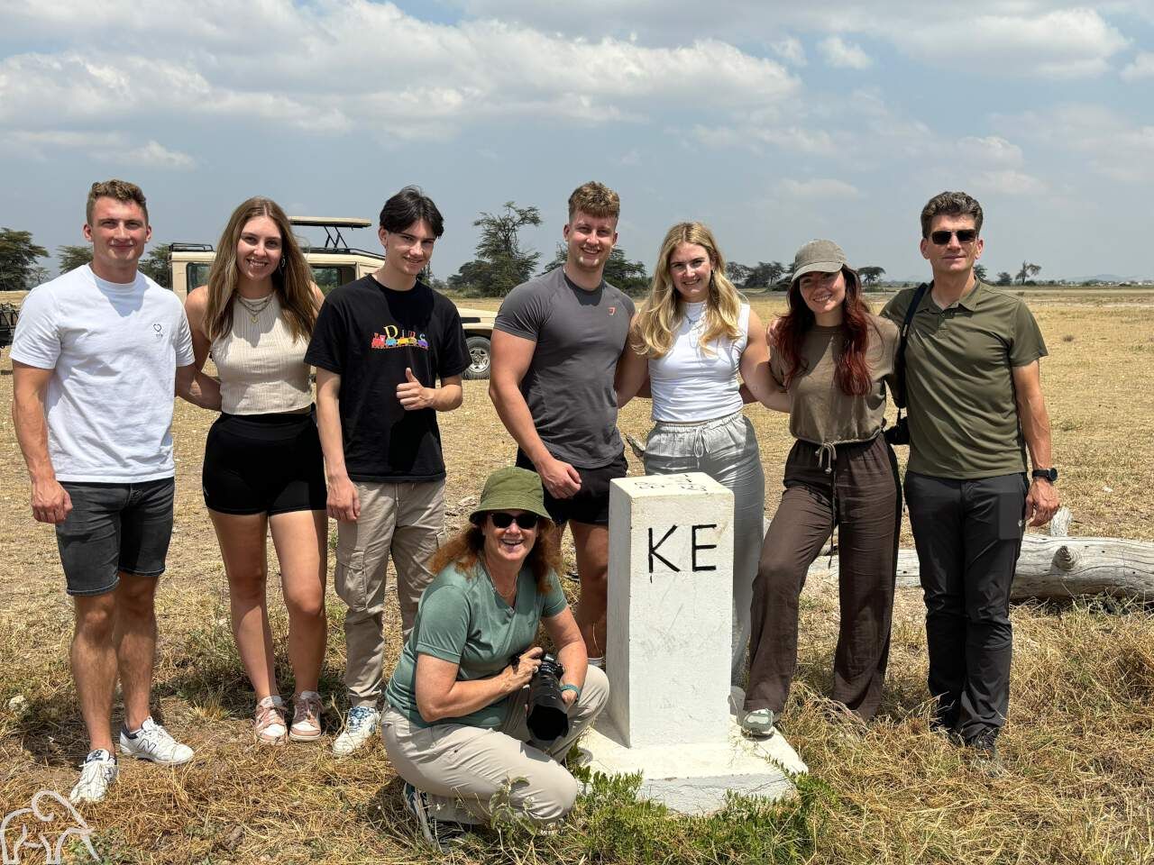 groep reizigers van droomreis Tanzania op de grens met Kenia