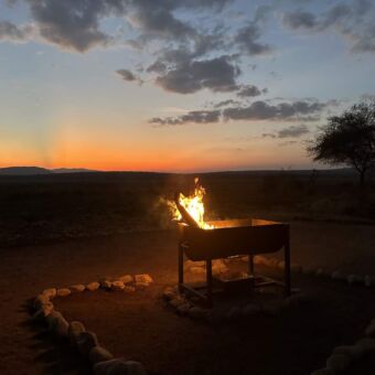 Kampvuur bij een ondergaande zon
