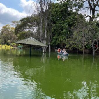 Kanovaren op het krater meer Duluti