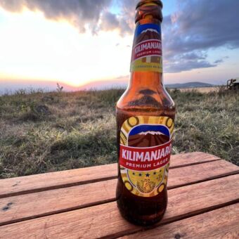 flesje Kilimanjaro bier met daarachter de zon