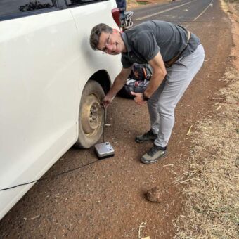Auto met lekke band in de buurt van de Kilimanjaro