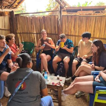 gasten proeven het bananenbier in Mto wa Mbu