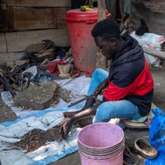 Jongen die hou aan het bewerken is