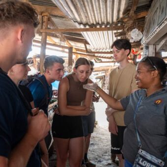 bezoek van reizigers aan een marktje in Mto wa Mbu
