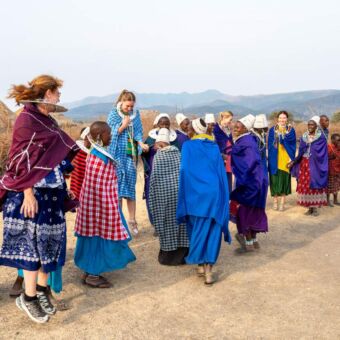 Masai vrouwen met gasten van droomreis tanzania