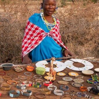 Masai vrouw die armbandjes verkoopt aan toeristen