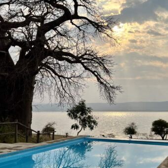 uitzicht vanaf het zwembad over lake Manyara