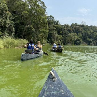 Samen kanovaren op het krater meer lake Duluti