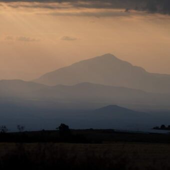 de Kilimanjaro in mist gehuld