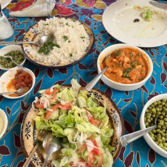 diner bij Simba Farm met veel verschillende groentes, rijst en sausjes