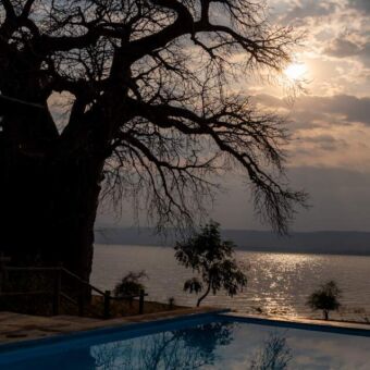 zwembad bij de luxe villa met uitzicht over Lake Manyara