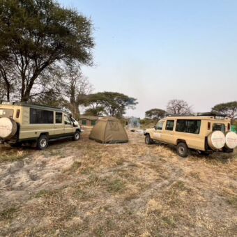 Twee safariauto's van droomreis tanzania bij de special campsite Tarangire